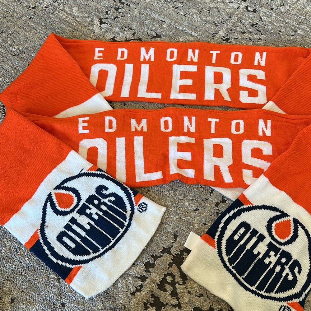 Kids' Edmonton Oilers Winter Set - Picture 4 of 4